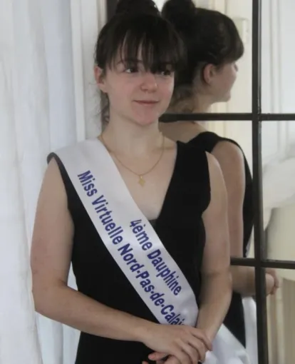 Léonie recevra son écharpe et son diadème demain à Tergnier, sous le regard bienveillant de Léa, Miss Fashion Beauty 2025, Lille, Les Délices d’un Regard