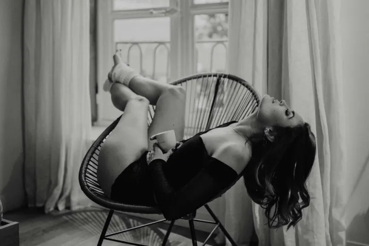 Photographie boudoir dans la métropole lilloise : femme posant avec grâce sur un fauteuil lors d'une séance intime à Villeneuve d’Ascq ou Mouscron