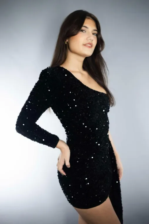 Jade Mazinghien, Miss European 2025.  L’élégance incarnée dans un éclat de lumière. Un regard empreint de douceur, une posture qui allie grâce et force intérieure. À travers cette image, c’est toute la beauté d’un instant suspendu que je vous invite à contempler : celle d’une femme rayonnante, authentique, et résolument inspirante.